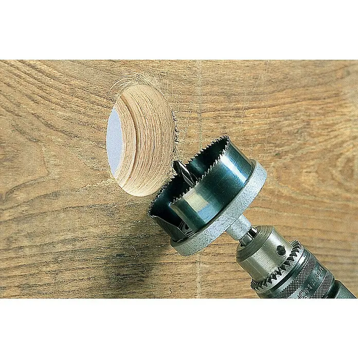 Wolfcraft Lochsäge - Arbeitsdurchmesser: 68 mm, Schnitttiefe: 23 mm - Holzsägebohrer beim Bohren eines Lochs in ein Holzbrett.
