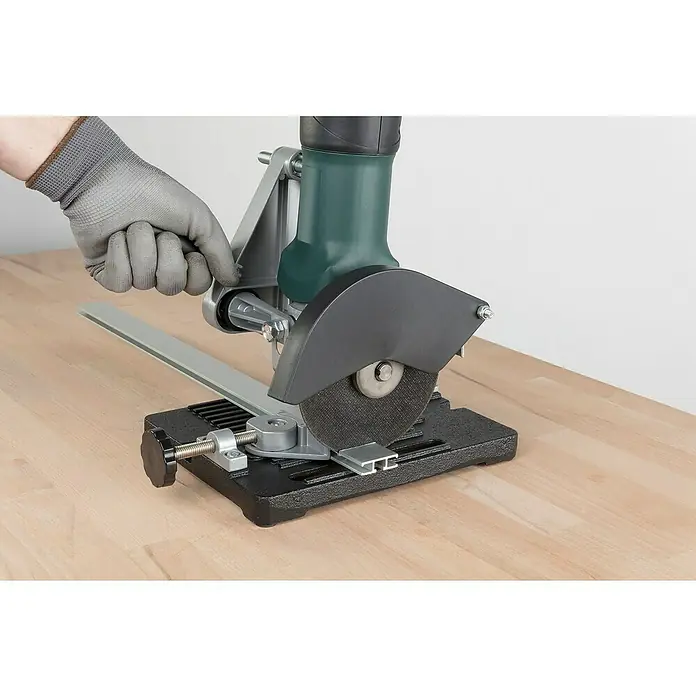 Wolfcraft Trennscheibe - Geeignet für: Stahl, Durchmesser: 125 mm, Bohrung: 22,22 mm - Eine Trennsäge mit Metallscheibe, die auf einer Werkbank steht und von einer Hand mit einem grauen Handschuh bedient wird.