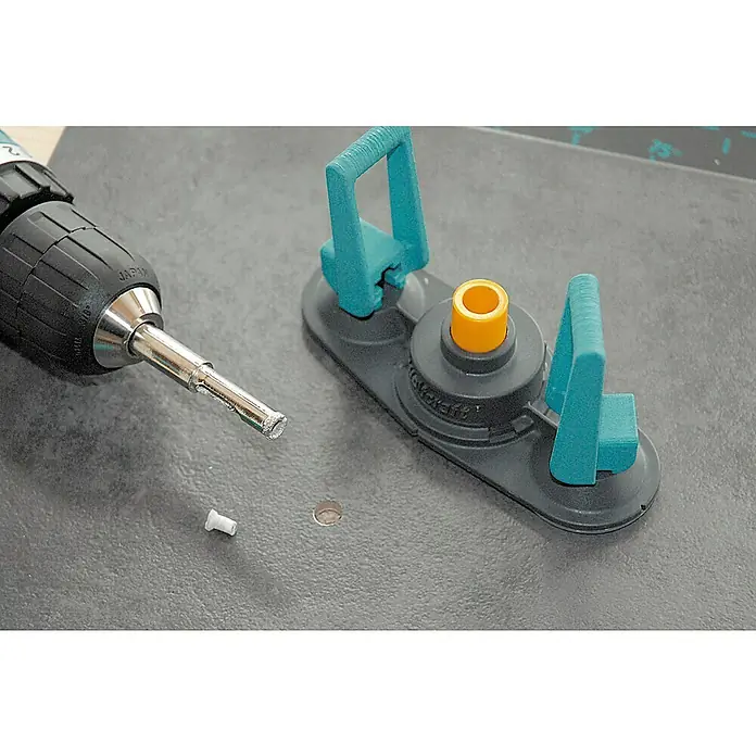 Wolfcraft Hohlbohrkrone Ceramic - Schnitttiefe: 30 mm - Ein Fliesenlochschneider mit einem Diamantbohreraufsatz wird verwendet, um präzise Löcher in Fliesen zu bohren.