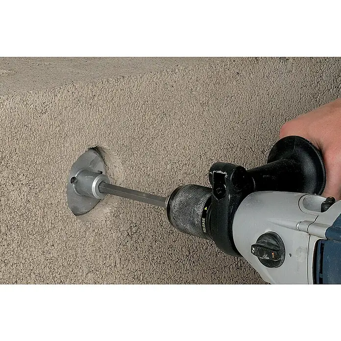Wolfcraft Zentrierbohrer - Durchmesser: 8 mm - Ein Elektrowerkzeug bohrt ein Loch in eine graue Ziegelwand. Das Bohrwerkzeug ist professionell und einfach zu bedienen.