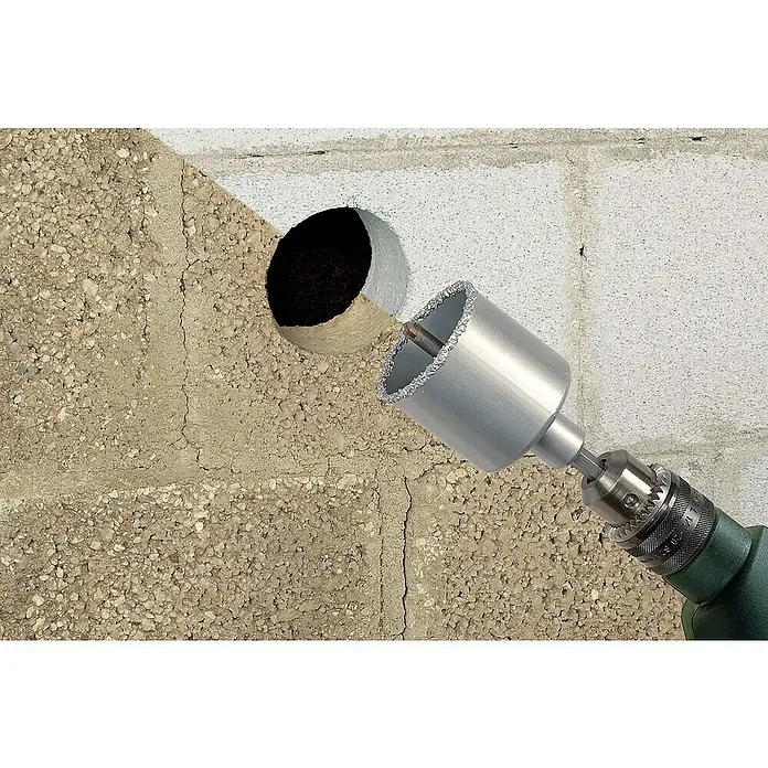 Wolfcraft Hohlbohrkrone - Arbeitsdurchmesser: 68 mm - Eine Diamant-Lochsäge bohrt ein Loch in eine Steinwand. Präzise Schnitte für Installationen mit dieser robusten Bohrkrone.