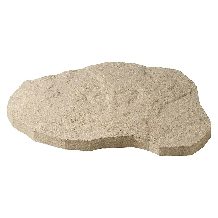 Trittstein Send - 36 x 48 x 3,5 cm, Beige, Beton - Ein einzelner, beiger Trittstein für den Garten. Der Stein hat eine unregelmäßige Form und eine raue Oberfläche.
