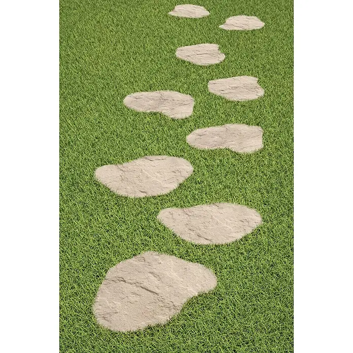 Trittstein Send - 36 x 48 x 3,5 cm, Beige, Beton - Trittsteine aus Stein in einem grünen Rasen. Der Gartenweg aus Trittsteinen schlängelt sich durch den Rasen und führt zu einem unbekannten Ziel.