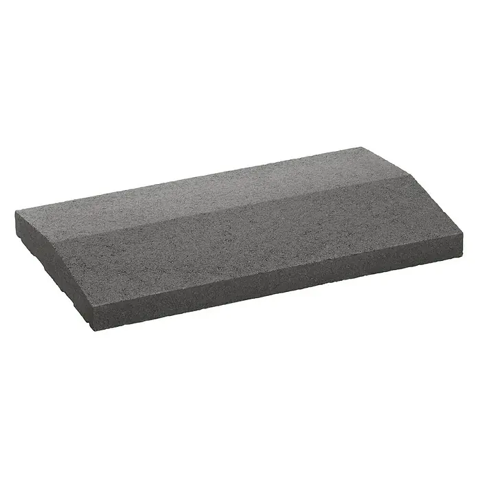 Mauerabdeckplatte Satteldach - Anthrazit, 50 x 30 cm, Beton - Grauer Betonstein mit Stufe auf schwarzem Hintergrund.