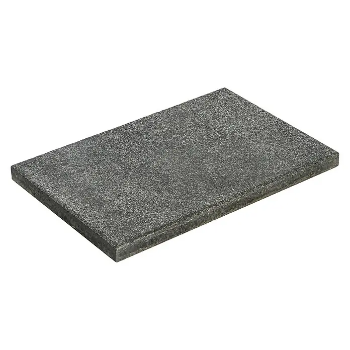 Diephaus Terrassenplatte Norfolg - 60 x 40 x 4 cm, Basalt, Beton - Ein einzelner, grauer Pflasterstein liegt vor einem schwarzen Hintergrund. Er bietet eine robuste und ästhetische Lösung für Außenbereiche.