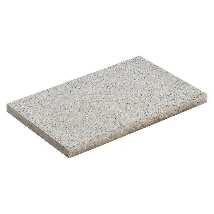 Diephaus Terrassenplatte Norfolg - 60 x 40 x 4 cm, Quarz, Beton - Das Bild zeigt eine einzelne, rechteckige Betonpflasterplatte mit einer gesprenkelten Oberfläche vor einem schwarzen Hintergrund. Die Platte hat eine graue Farbe.