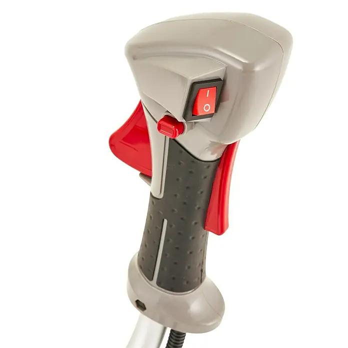 Alpina Desbrozadora de gasolina BC 450 HD - 1,4 kW, 47,9 cm³, Ancho de corte hilo: 45 cm, Ancho de corte cuchilla: 25,5 cm - Primer plano del mango de un recortabordes con interruptor rojo y zona de agarre negra.
