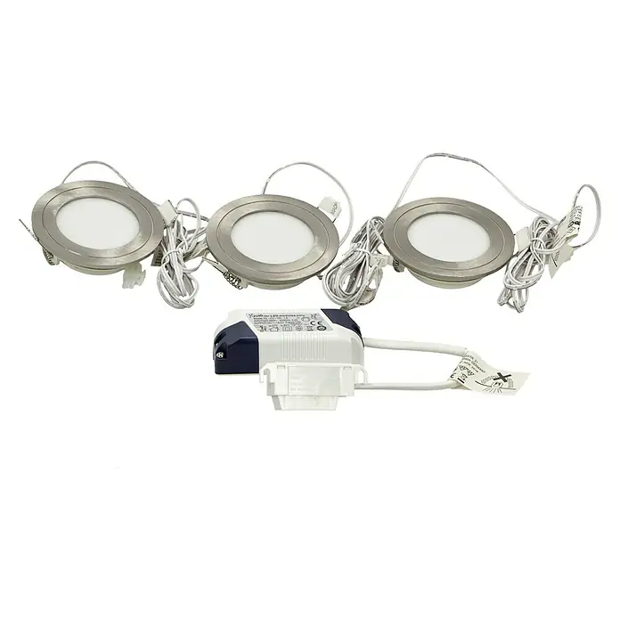 Tween Light LED-Einbauleuchten-Set - 9 W, Nickel matt, Warmweiß - Aufnahme von drei LED-Unterbauleuchten mit gebürsteter Nickel-Umrandung und einem LED-Treiber für den Betrieb von LED-Modulen.