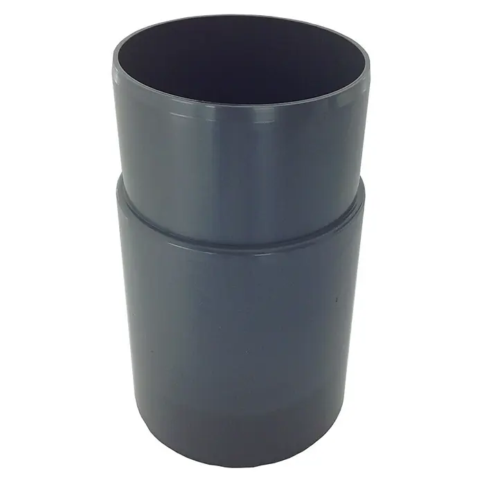 Tecnoagua Manguito PVC reparador M-H - 110 mm - Primer plano de un reductor de PVC gris, utilizado en aplicaciones de fontanería para conectar y adaptar diámetros de tuberías.
