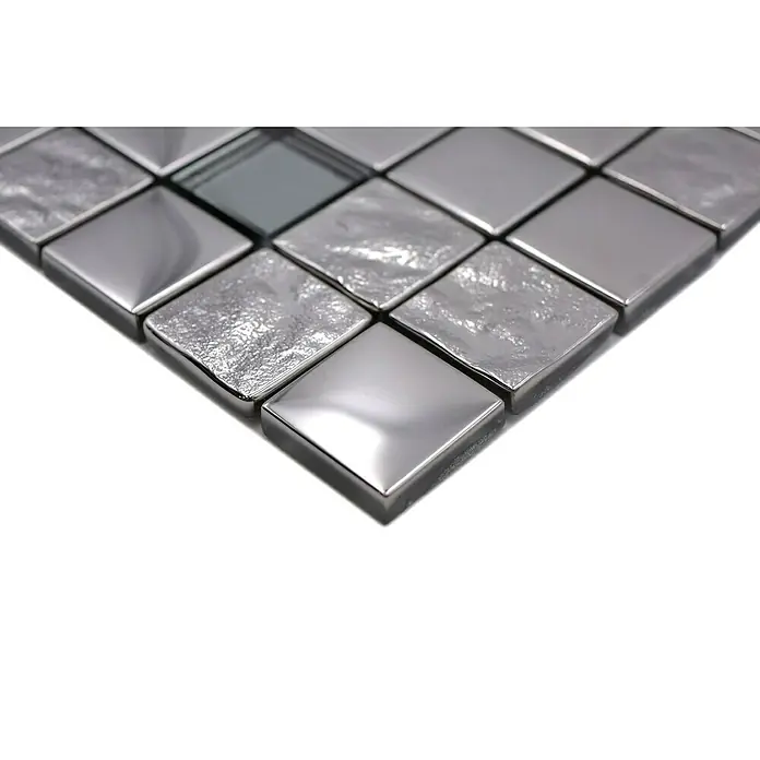 Mosaikfliese Quadrat Crystal XCM 32SB5 - 30 x 30 cm, Silber Metallic, Glänzend - Nahaufnahme von silbernen Mosaikfliesen in quadratischer Form, die ein modernes und stilvolles Design präsentieren.