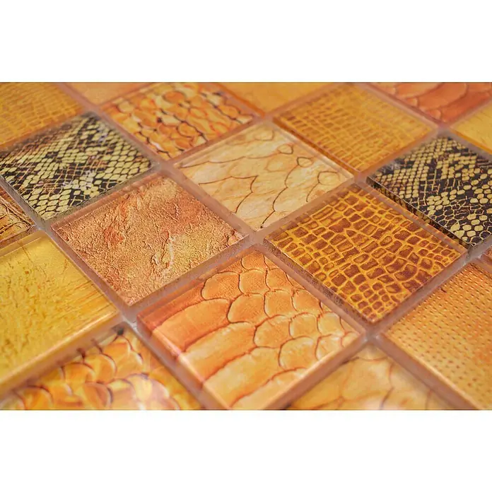 Mosaikfliese Crystal Wildlife XCM WL48 - 29,8 x 29,8 cm, Orange, Glänzend - Nahaufnahme von dekorativen orangefarbenen Mosaikfliesen mit Reptilienmuster und unterschiedlichen Texturen für Wand- oder Bodenbeläge.