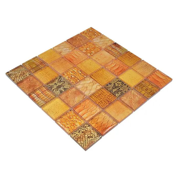 Mosaikfliese Crystal Wildlife XCM WL48 - 29,8 x 29,8 cm, Orange, Glänzend - Ein quadratisches Mosaikfliesenstück in Erdtönen mit verschiedenen Texturen, perfekt für auffällige Akzente.