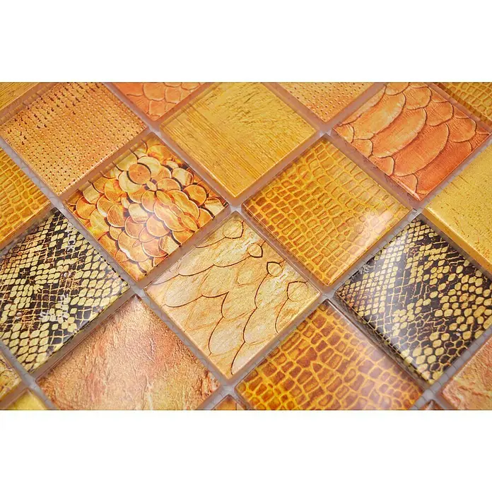 Mosaikfliese Crystal Wildlife XCM WL48 - 29,8 x 29,8 cm, Orange, Glänzend - Nahaufnahme von Mosaikfliesen mit verschiedenen Tierhautmusterungen in warmen Gold- und Orangetönen, ideal für Akzentwände oder dekorative Elemente.