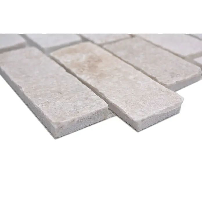 Mosaikfliese Brick Splitface XMS 549N - 30,5 x 30,5 cm, Weiß, Matt - Nahaufnahme von hellen, rechteckigen Natursteinmosaikfliesen, ideal für Wand- und Bodenverkleidungen, mit sichtbarer Textur und Farbvariationen.