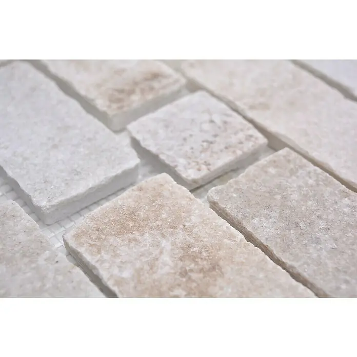 Mosaikfliese Brick Splitface XMS 549N - 30,5 x 30,5 cm, Weiß, Matt - Nahaufnahme von weißen Marmorfliesen, die eine elegante und natürliche Textur für Wand- und Bodenbeläge bieten.\n
