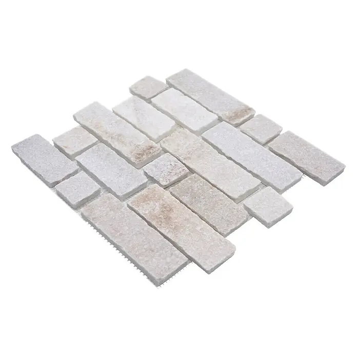Mosaikfliese Brick Splitface XMS 549N - 30,5 x 30,5 cm, Weiß, Matt - Nahaufnahme eines Mosaiks aus hellen, rechteckigen Natursteinen, die versetzt auf einer schwarzen Oberfläche angeordnet sind.