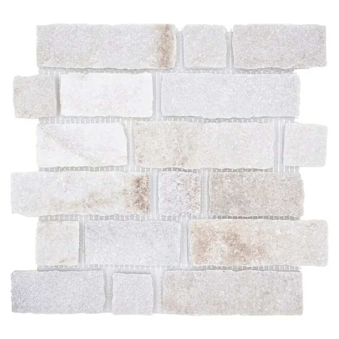 Mosaikfliese Brick Splitface XMS 549N - 30,5 x 30,5 cm, Weiß, Matt - Nahaufnahme einer weißen Marmor-Mosaikfliese mit rechteckigen Stücken auf einem Netzträger, ideal für stilvolle Wand- und Bodengestaltungen.