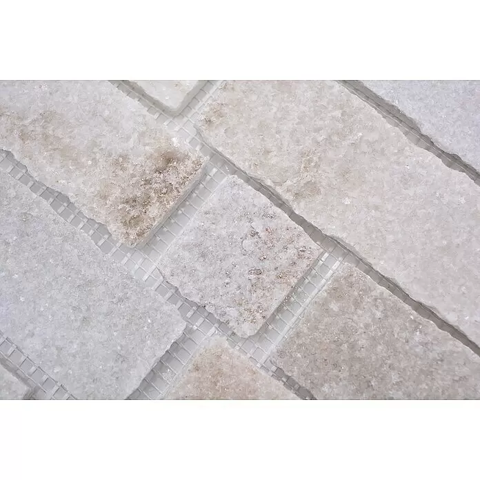 Mosaikfliese Brick Splitface XMS 549N - 30,5 x 30,5 cm, Weiß, Matt - Weiße und beige Naturmarmor-Mosaikfliesen mit rauer Textur, einige mit rötlich-braunen Sprenkeln, auf einem Netzträger.