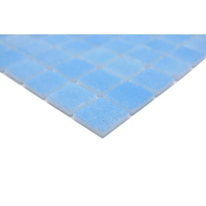 Mosaikfliese Eco Niebla VP501PAT - 31,6 x 31,6 cm, Blau/Türkis, Matt - Nahaufnahme von hellblauen Glasmosaikfliesen, ideal für Badezimmer oder Küchen. Die Fliesen sind quadratisch und auf einem Netz montiert.