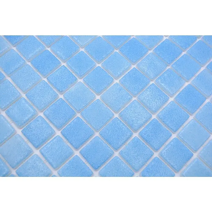 Mosaikfliese Eco Niebla VP501PAT - 31,6 x 31,6 cm, Blau/Türkis, Matt - Nahaufnahme von hellblauen quadratischen Mosaikfliesen mit strukturierter Oberfläche, die ein dekoratives Muster für Badezimmer oder Küchen bilden.