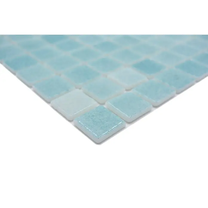 Mosaikfliese Eco Niebla VP503PUR - 31,6 x 31,6 cm, Karibikgrün, Glänzend - Nahaufnahme eines Mosaikfliesen-Dekors mit hellblauen und weißen quadratischen Fliesen.