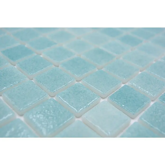 Mosaikfliese Eco Niebla VP503PUR - 31,6 x 31,6 cm, Karibikgrün, Glänzend - Nahaufnahme von hellblauen Mosaikfliesen mit glänzender Oberfläche, ideal für Badezimmer oder Küchen. Die Fliesen schimmern sanft im Licht.