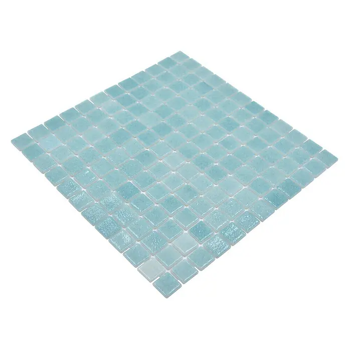 Mosaikfliese Eco Niebla VP503PUR - 31,6 x 31,6 cm, Karibikgrün, Glänzend - Nahaufnahme einer quadratischen, hellblauen Glasmosaikfliese, die auf einem schwarzen Hintergrund präsentiert wird.