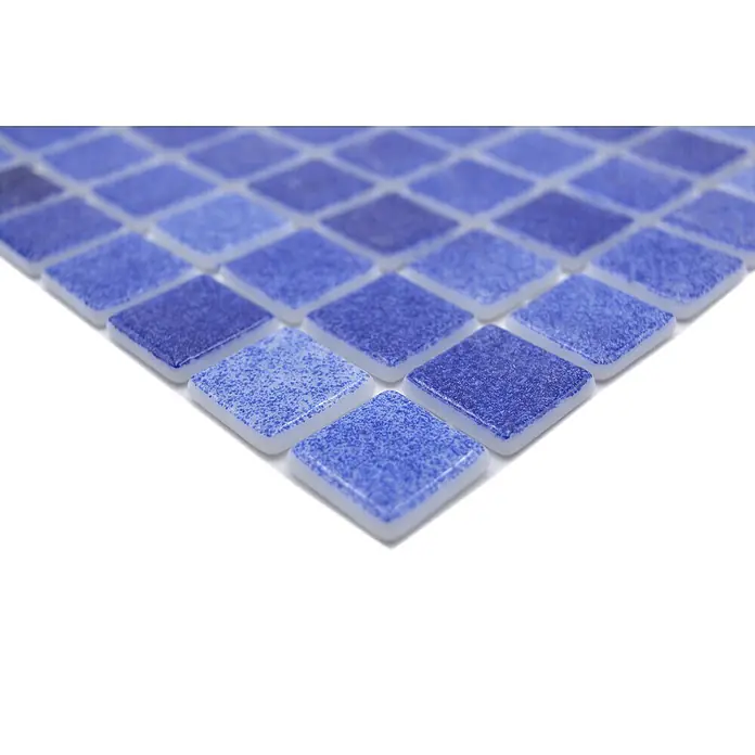 Mosaikfliese Eco Niebla VP508PAT - 31,6 x 31,6 cm, Meeresblau, Matt - Nahaufnahme von schimmernden, blau getönten quadratischen Mosaikfliesen mit glatten Oberflächen und subtilen Farbvariationen.