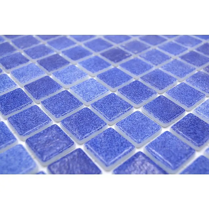 Mosaikfliese Eco Niebla VP508PAT - 31,6 x 31,6 cm, Meeresblau, Matt - Nahaufnahme von blauem Mosaikfliesen, ideal für Badezimmer oder Küchen. Das Fliesenmuster verleiht jedem Raum eine elegante Note.