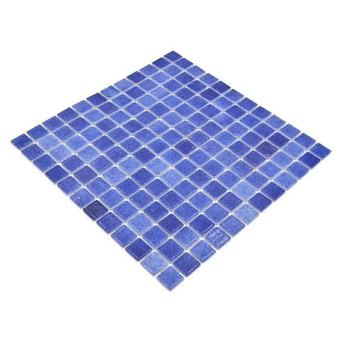 Mosaikfliese Eco Niebla VP508PAT - 31,6 x 31,6 cm, Meeresblau, Matt - Nahaufnahme eines quadratischen Mosaiks aus blauen Fliesen mit unregelmäßigen Farbtönen und Texturen, ideal für Badezimmer oder Küchen.