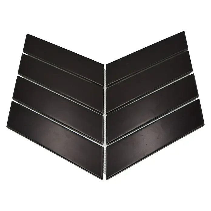 Mosaikfliese Chevron Uni CHEV 09 - 31,8 x 22,4 cm, Schwarz, Matt - Nahaufnahme von schwarzen Chevron-Wandfliesen, die ein stilvolles und modernes Design für Innenausstattungsprojekte bieten.