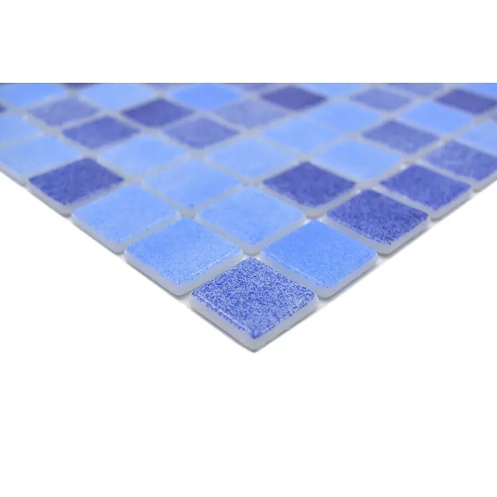 Mosaikfliese Eco Niebla Mix VP1158PAT - 31,6 x 31,6 cm, Blau, Matt - Nahaufnahme von blauen Mosaikfliesen. Quadratische Fliesen in verschiedenen Blautönen erzeugen ein dekoratives Muster auf weißem Grund.