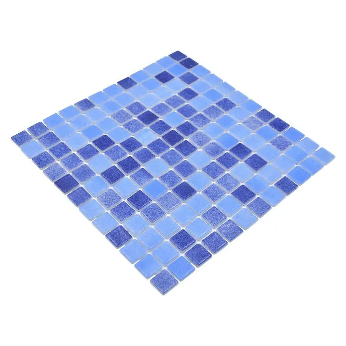 Mosaikfliese Eco Niebla Mix VP1158PAT - 31,6 x 31,6 cm, Blau, Matt - Detailaufnahme eines quadratischen Mosaiks aus blauen Glasfliesen, ideal für ein stilvolles Bad oder Schwimmbad.