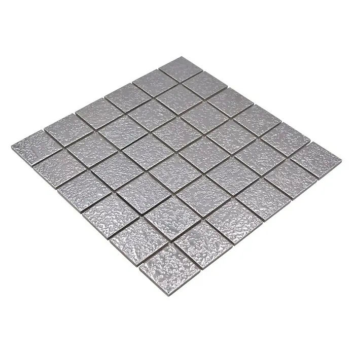 Mosaikfliese Uni SB 595 - 30,6 x 30,6 cm, Silber, Glänzend - Bild eines Mosaiks aus quadratischen, grauen Fliesen mit einer leicht strukturierten Oberfläche. Die Fliesen sind auf einem schwarzen Hintergrund angeordnet.