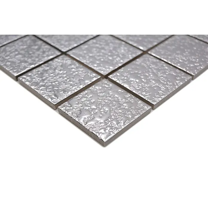 Mosaikfliese Uni SB 595 - 30,6 x 30,6 cm, Silber, Glänzend - Nahaufnahme von silbernen Mosaikfliesen mit unebener Oberfläche, die ein modernes und stilvolles Designelement darstellen.