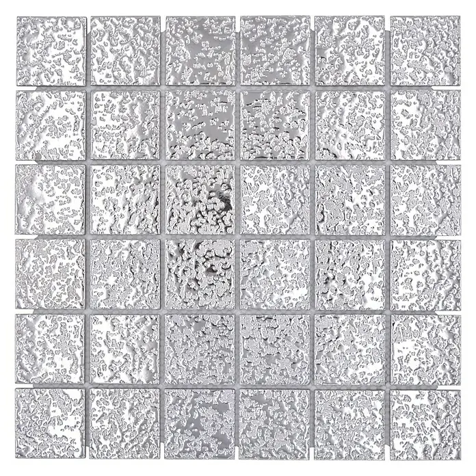 Mosaikfliese Uni SB 595 - 30,6 x 30,6 cm, Silber, Glänzend - Nahaufnahme eines Musters von silbernen Mosaikfliesen mit einer unebenen, strukturierten Oberfläche, ideal für moderne Innenräume.