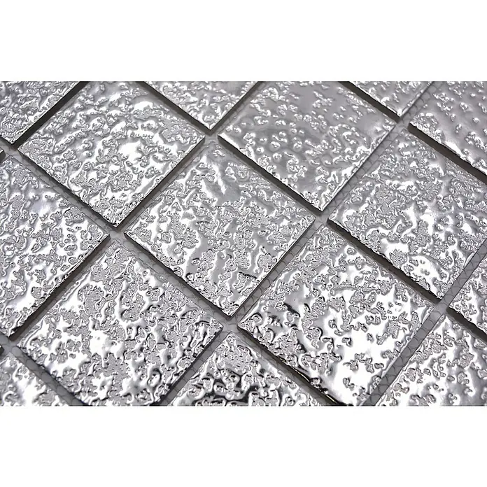 Mosaikfliese Uni SB 595 - 30,6 x 30,6 cm, Silber, Glänzend - Nahaufnahme von silberfarbenen Mosaikfliesen mit einer strukturierten, glänzenden Oberfläche, ideal für moderne Innenräume.