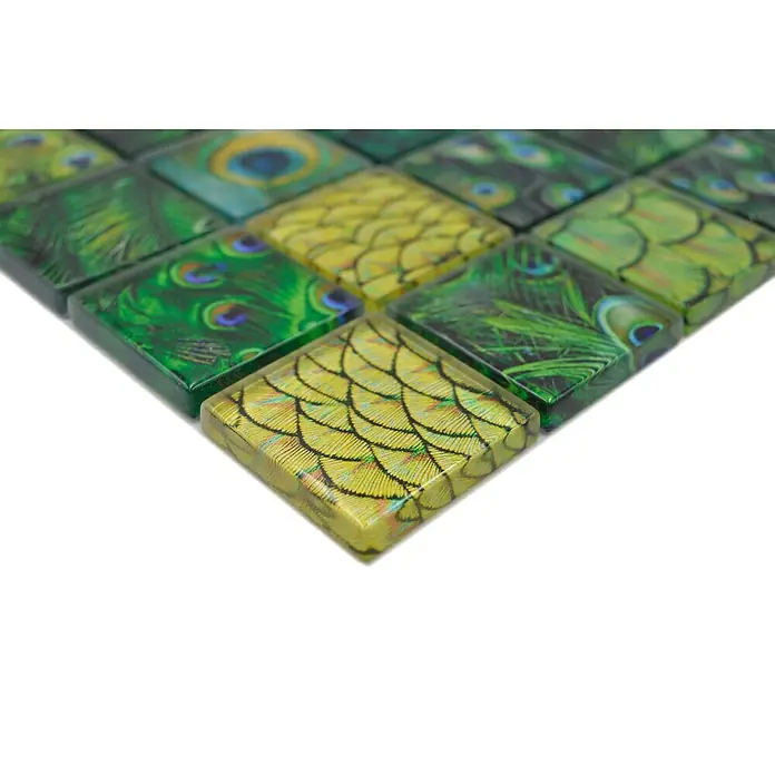 Mosaikfliese Crystal Wildlife XCM WL88 - 29,8 x 29,8 cm, Grün, Glänzend - Nahaufnahme von kunstvollen Glasmosaikfliesen mit Pfauenfeder- und Fischschuppenmuster in Grün- und Goldtönen, ideal für Wanddekorationen.