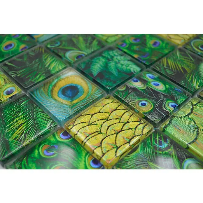 Mosaikfliese Crystal Wildlife XCM WL88 - 29,8 x 29,8 cm, Grün, Glänzend - Nahaufnahme von dekorativen Mosaikfliesen mit Pfauenfeder- und Pflanzenmotiven in Grün-, Blau- und Gelbtönen.