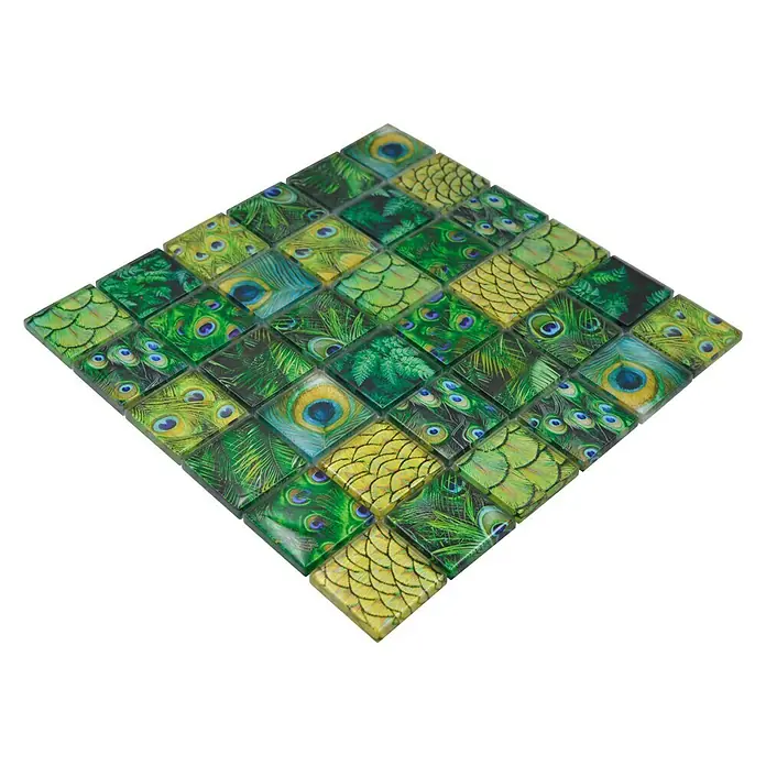 Mosaikfliese Crystal Wildlife XCM WL88 - 29,8 x 29,8 cm, Grün, Glänzend - Quadratisches Mosaikfliesenmuster mit Pfauenfedern in grünen und gelben Farbtönen auf schwarzem Hintergrund.