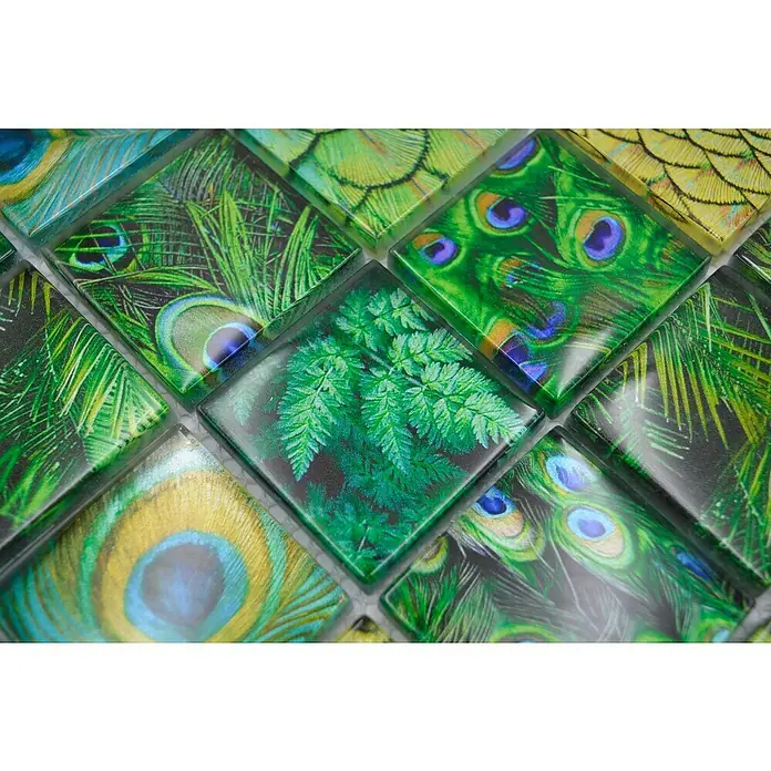 Mosaikfliese Crystal Wildlife XCM WL88 - 29,8 x 29,8 cm, Grün, Glänzend - Nahaufnahme von glänzenden quadratischen Glasmosaikfliesen, die mit Pfauenfedern und Pflanzenmotiven verziert sind.