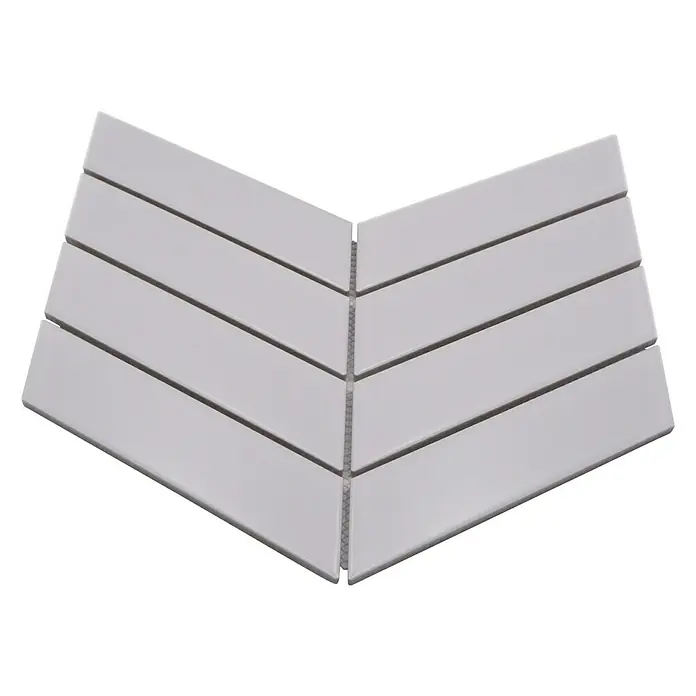 Mosaikfliese Chevron Uni CHEV 01 - 31,8 x 22,4 cm, Weiß, Matt - Nahaufnahme der weißen, pfeilförmigen Mosaikfliesen, ideal für stilvolle Wand- und Bodengestaltungen. Elegante Fliesen für moderne Innenräume.