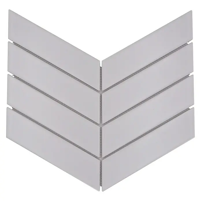 Mosaikfliese Chevron Uni CHEV 01 - 31,8 x 22,4 cm, Weiß, Matt - Nahaufnahme der weißen Chevron-Mosaikfliesen, die ein V-förmiges Muster bilden und sich ideal für stilvolle Wand- oder Bodendesigns eignen.