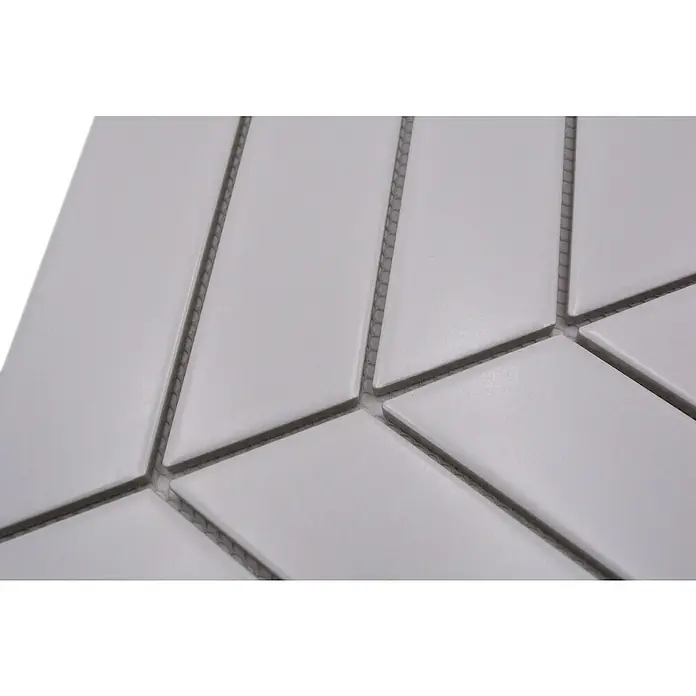 Mosaikfliese Chevron Uni CHEV 01 - 31,8 x 22,4 cm, Weiß, Matt - Detailaufnahme von weißen, rautenförmigen Mosaikfliesen mit grauen Fugenlinien. Ideal für moderne Wand- und Bodenverkleidungen im Innenbereich.