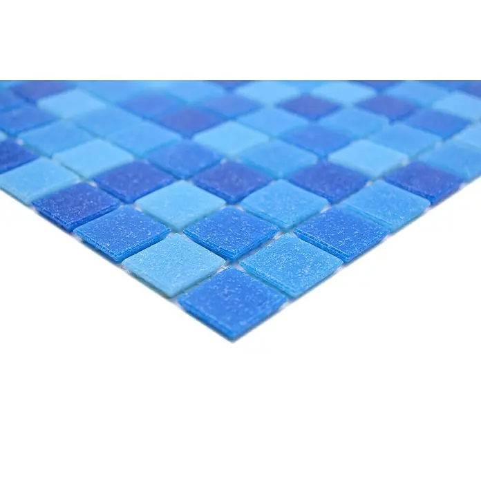 Mosaikfliese Quadrat Crystal Mix GM A 335P - 32,7 x 30,5 cm, Blau/Hellblau, Glänzend - Nahaufnahme einer Fläche aus blauen Glasmosaikfliesen, die in verschiedenen Blautönen ein lebhaftes und dekoratives Muster bilden.