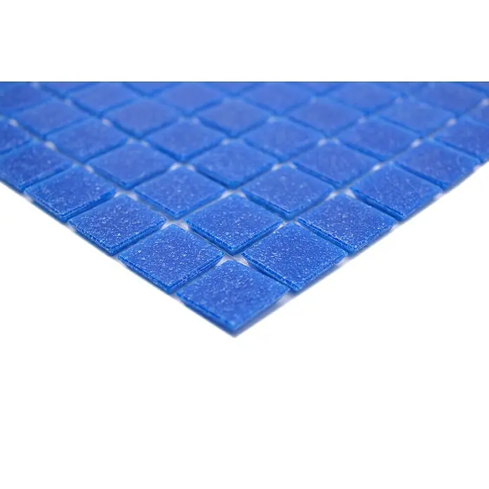 Mosaikfliese Quadrat Crystal Uni GM A 38P - 32,7 x 30,5 cm, Dunkelblau, Glänzend - Nahaufnahme eines blauen Mosaikfliesen-Blatts, ideal für Badezimmer- oder Küchenrückwände, mit quadratischen Fliesen auf einem weißen Untergrund.