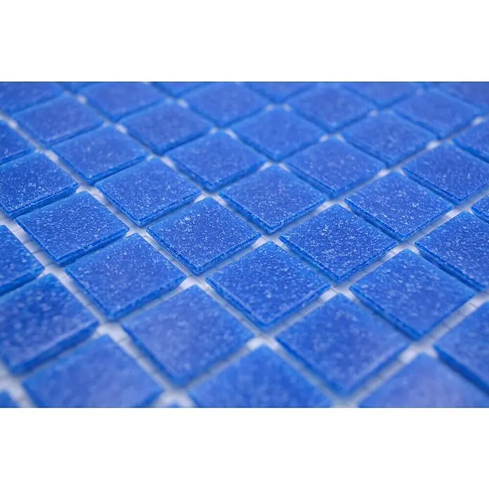 Mosaikfliese Quadrat Crystal Uni GM A 38P - 32,7 x 30,5 cm, Dunkelblau, Glänzend - Nahaufnahme von kleinen, quadratischen blauen Glasmosaikfliesen, die sich perfekt für Badezimmer- oder Küchenrückwände eignen.