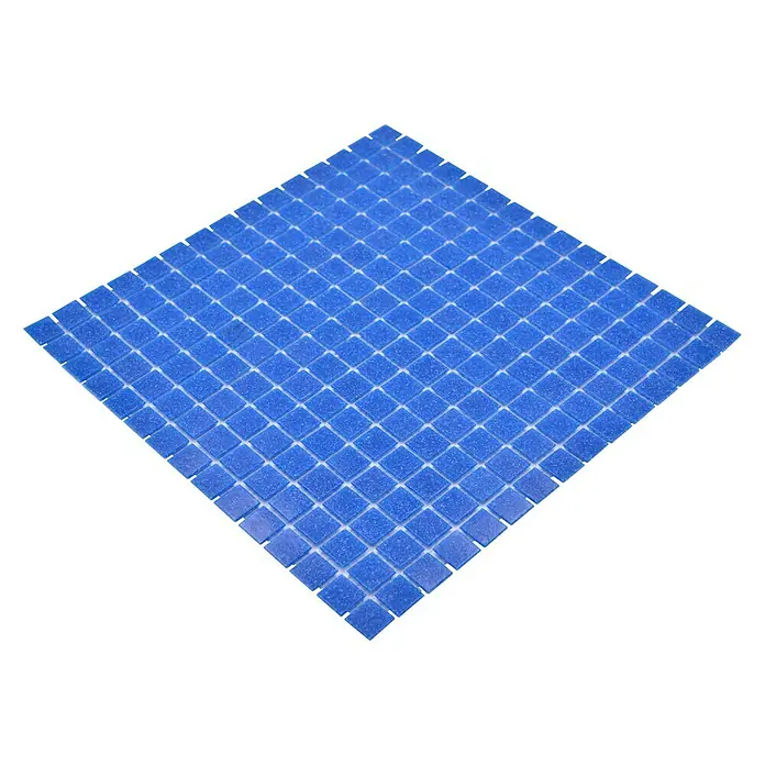 Mosaikfliese Quadrat Crystal Uni GM A 38P - 32,7 x 30,5 cm, Dunkelblau, Glänzend - Nahaufnahme eines blauen Mosaikfliesenblatts, ideal für Küchen- oder Badezimmerakzente. Die kleinen quadratischen Fliesen sind auf einem Netzträger befestigt.