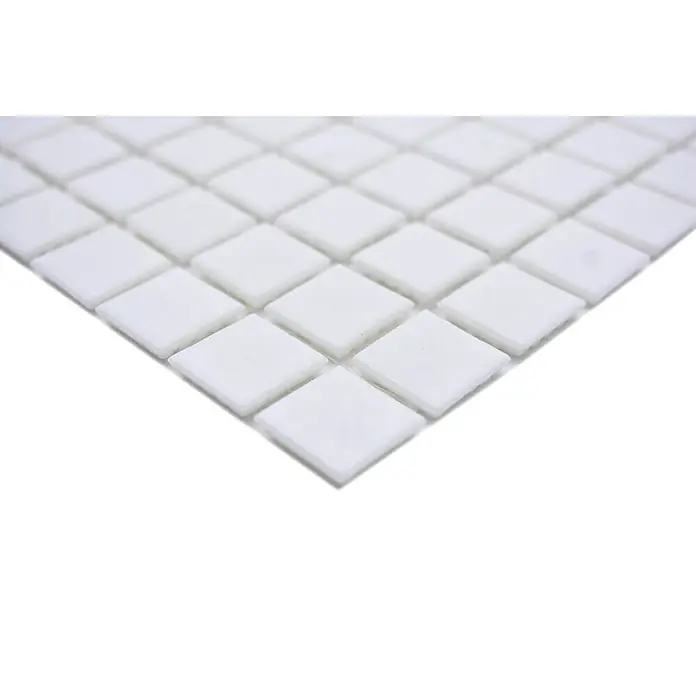 Mosaikfliese Quadrat Crystal Uni GM A 11P - 32,7 x 30,5 cm, Weiß, Glänzend - Nahaufnahme eines Bogens mit weißen quadratischen Mosaikfliesen, ideal für Badezimmer- und Küchenrückwände. Die glänzende Oberfläche reflektiert das Licht.