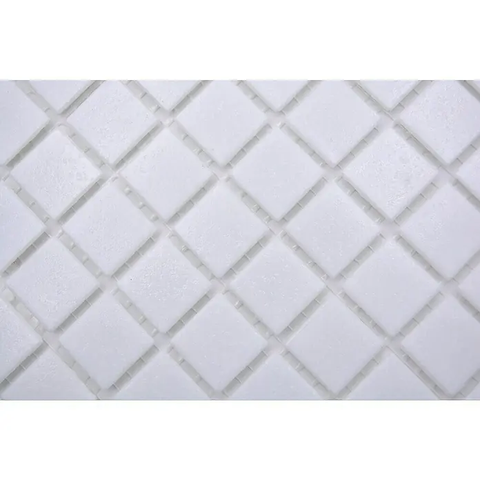 Mosaikfliese Quadrat Crystal Uni GM A 11P - 32,7 x 30,5 cm, Weiß, Glänzend - Nahaufnahme eines Mosaikfliesen-Hintergrunds mit weißen, rautenförmigen Fliesen, die ein elegantes, wiederholtes Muster erzeugen. Ideal für moderne Innendesignprojekte.